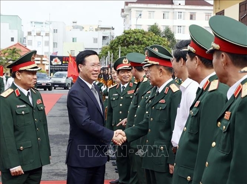 El presidente Vo Van Thuong visita la Quinta Zona Militar