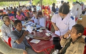 Médicos vietnamitas brindan consulta médica gratuita a coterráneos y laosianos en Laos