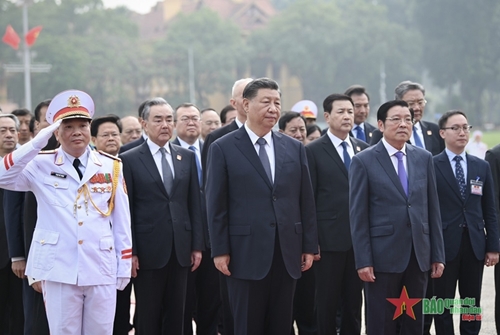 Líder de China Xi Jinping visita Mausoleo del Presidente Ho Chi Minh