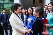 Cónyuges de máximos dirigentes vietnamita y chino visita el Museo de la Mujer de Vietnam