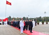 Jefes de misiones vietnamitas en el extranjero visitan el mausoleo de Ho Chi Minh