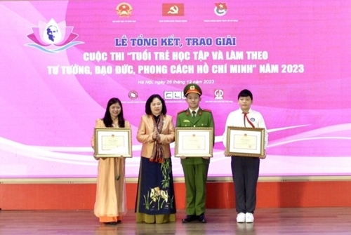 Entrega de premios del concurso juvenil sobre el estudio del pensamiento, la moral y el estilo de vida del presidente Ho Chi Minh