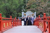 Los primeros ministros de Vietnam y Laos visitan el templo de Ngoc Son y el lago Hoan Kiem
