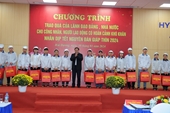 El primer ministro otorga obsequios del Tet a trabajadores en Hai Duong