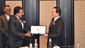 El viceprimer ministro Tran Luu Quang recibe a Saurin Shah, cónsul honorario de Vietnam en el estado indio de Gujarat