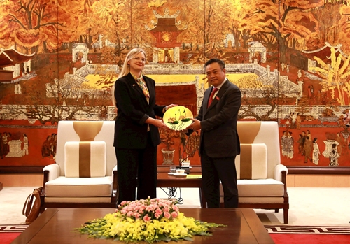 Suecia aboga por reforzar la cooperación con Hanói