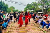 Tet tradicional en las aldeas vietnamitas atrae a turistas extranjeros