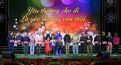 Titular del Parlamento entrega donaciones a compatriotas de Nghe An en vísperas del Año Nuevo Lunar 2024