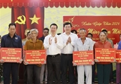 Presidente Vo Van Thuong visita a compatriotas de Dong Thap en vísperas del Tet 2024