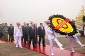 Líderes del Partido y del Estado rinden homenaje al Presidente Ho Chi Minh