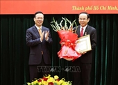 Presidente de Vietnam entrega insignia por 45 años de militancia del PCV a dirigente de Ciudad Ho Chi Minh