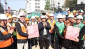 El primer ministro visita a trabajadores y empleados en Hanói