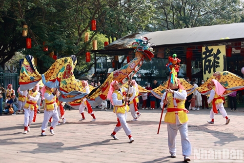 Vietnamitas visitan Templo de Literatura en ocasión del Año Nuevo Lunar