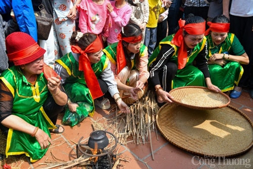 El tradicional festival de cocina de arroz en Hanói cautiva a lugareños y turistas