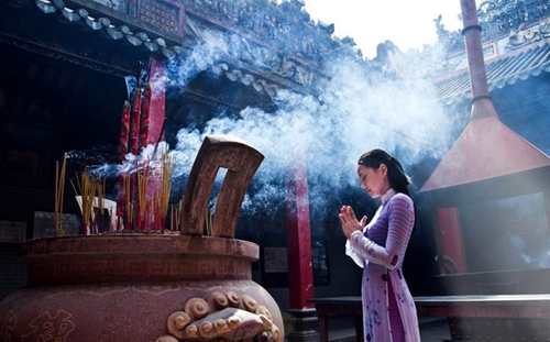 Visitar pagodas en el año nuevo lunar, bella tradición del pueblo vietnamita