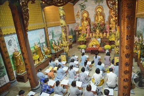 Vietnamitas en Laos oran por la paz y la prosperidad