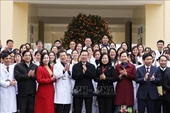 Presidente de Vietnam invita a médicos y enfermeros de Ha Nam a enaltecer enseñanzas del tío Ho