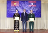 Laos concede la Orden de Libertad a dos entidades sanitarias de Vietnam