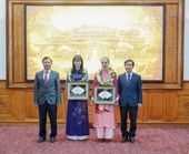 Dos extranjeras galardonadas por su contribución a la provincia de Thua Thien – Hue