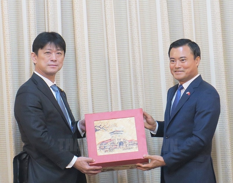 El vicepresidente del Comité Popular de Ciudad Ho Chi Minh recibe al viceministro de Asuntos Exteriores japonés