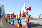 Los festivales Cau Ngu y de canto Bai Choi atraen a los turistas a la fiesta del pueblo costero
