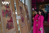 Singular exposición de pintura sobre antiguas historias en Hanói