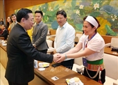Presidente parlamentario recibe a delegados destacados de Hanoi