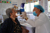 Programa de atención médica y distribución de medicamentos a los compatriotas de origen vietnamita y camboyano