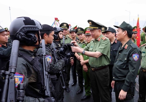 Fuerza Móvil de la Policía Escudo de acero en la carrera de protección de la seguridad nacional