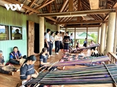 Gia Lai desarrolla tradicional tejido de brocado asociado con el turismo