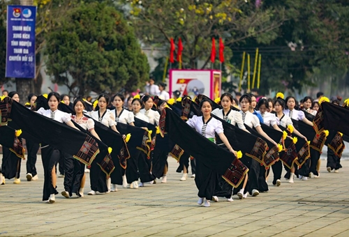 Espectáculos de danza folclórica de estudiantes de provincia de Dien Bien