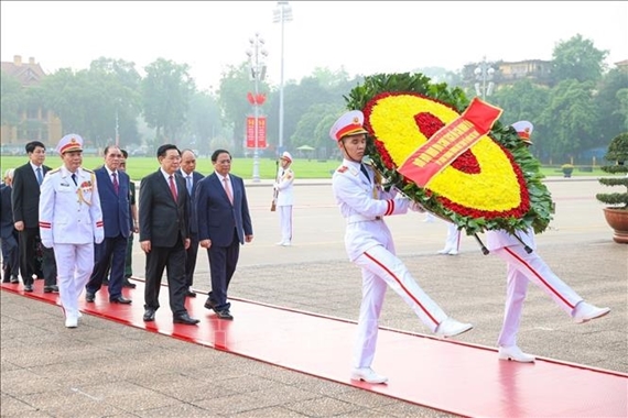Líderes vietnamitas visitan el Mausoleo de Ho Chi Minh con motivo del Día de la Liberación del Sur y la Reunificación Nacional