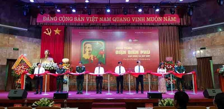 Comienzan exposiciones fotográficas en honor de la victoria de Dien Bien Phu y la reunificación de Vietnam