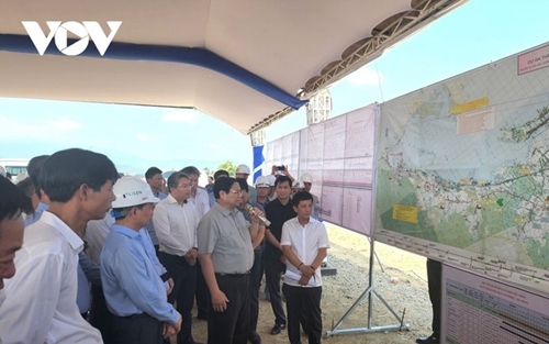 Primer Ministro inspecciona proyectos clave de tráfico en provincias centrales