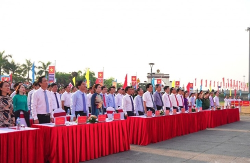 Ceremonia de izamiento de la bandera de la reunificación de Vietnam en reliquia nacional