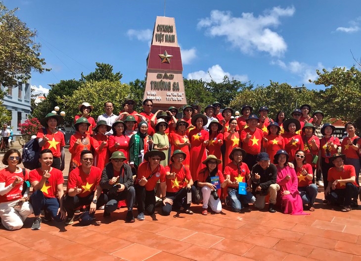 Una delegación de vietnamitas de ultramar visita la guarnición y a la población del archipiélago de Truong Sa y de la Plataforma DK-I