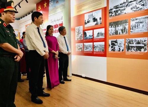 Documentos y artefactos históricos en saludo al 70 ° aniversario de la victoria de Dien Bien Phu