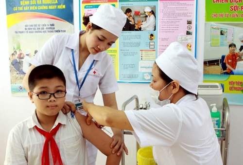 Millones de niños en Vietnam protegidos por la vacunación durante 40 años