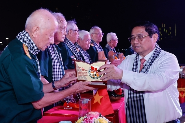 “Bajo la bandera de la Victoria” Un espectáculo para conmemorar 70 años de la victoria de Dien Bien Phu