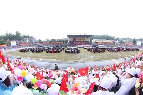 Solemne desfile militar conmemora 70 º aniversario de Victoria de Dien Bien Phu