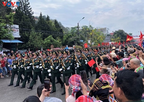 Conmovido y orgulloso por desfile cívico militar con motivo del 70 º aniversario de la victoria de Dien Bien Phu