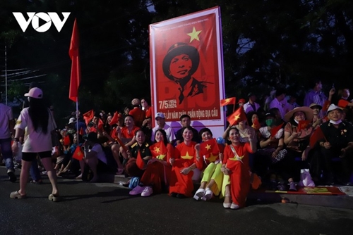 Miles de personas saludan al 70 º aniversario de la victoria de Dien Bien Phu