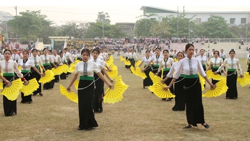 Récord de actuación del baile Xoe Thai para celebrar el 70 º aniversario de la Victoria de Dien Bien Phu