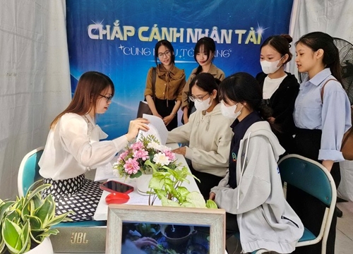 Miles de estudiantes participan en la Feria de Empleo en Da Nang