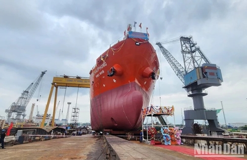 Botadura de un nuevo buque cisterna para Corea del Sur