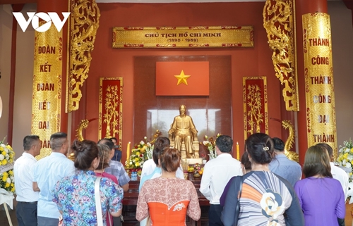 Comunidad vietnamita en Laos rinde homenaje póstumo al presidente Ho Chi Minh