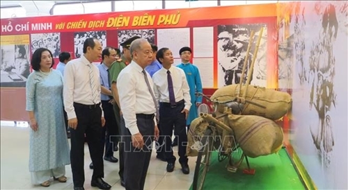 Exposición del presidente Ho Chi Minh con la campaña de Dien Bien Phu