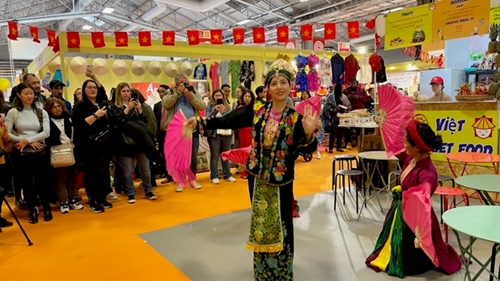 Cultura y productos artesanales de Vietnam atraen a visitantes en Feria de París