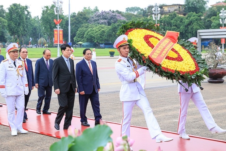 Altos dirigentes visitan el Mausoleo de Ho Chi Minh